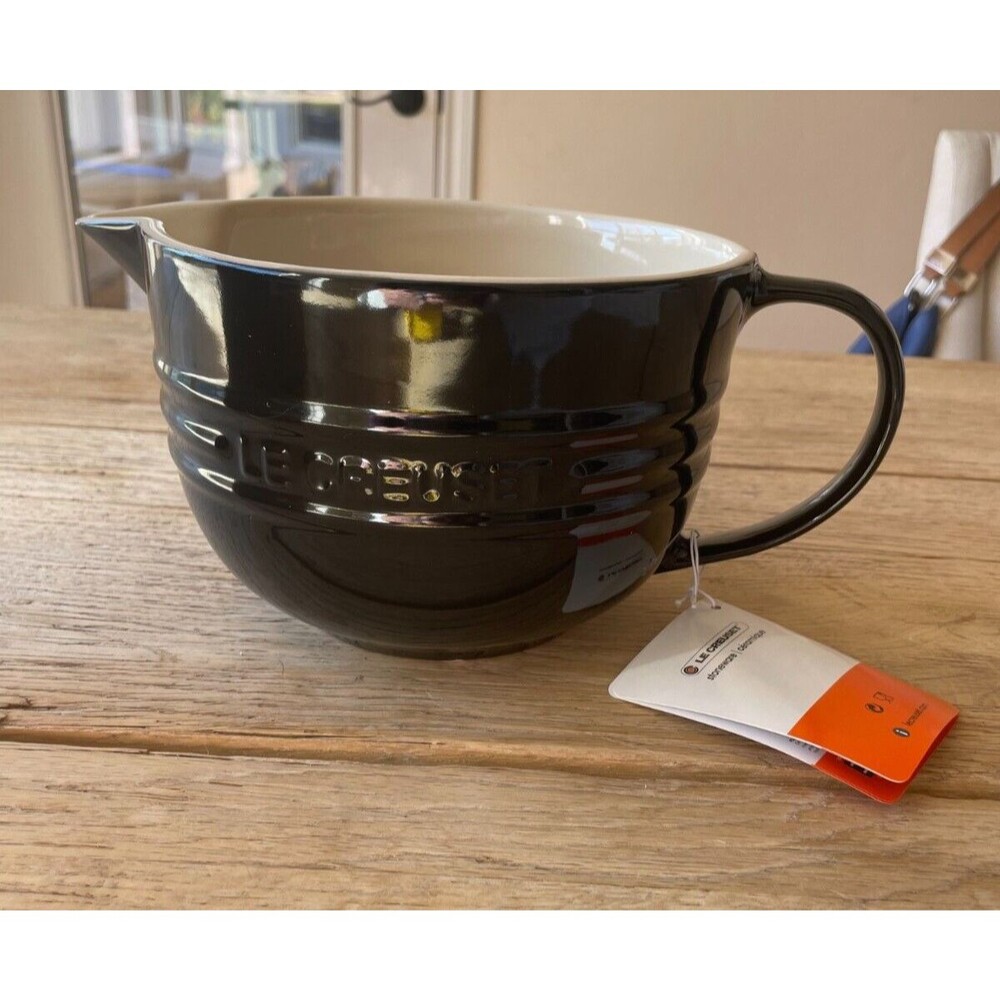 Le Creuset Stoneware Batter Mixing Bowl 2 qt Onyx Black NEW - Picture 2 of 7